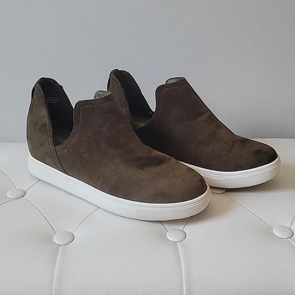 CUSHIONAIRE Women's Hero Hidden Wedge Sneaker Size 8 1/2M - Picture 13 of 15